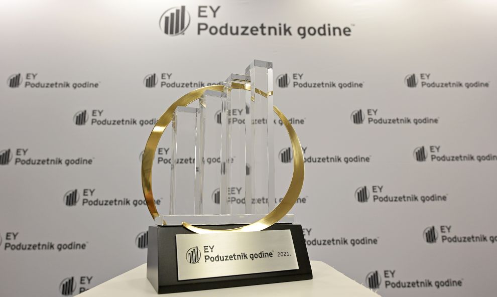 EY-poduzetnik-godine-statua